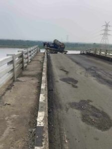 निर्माणाधीन ब्रिज गिरा